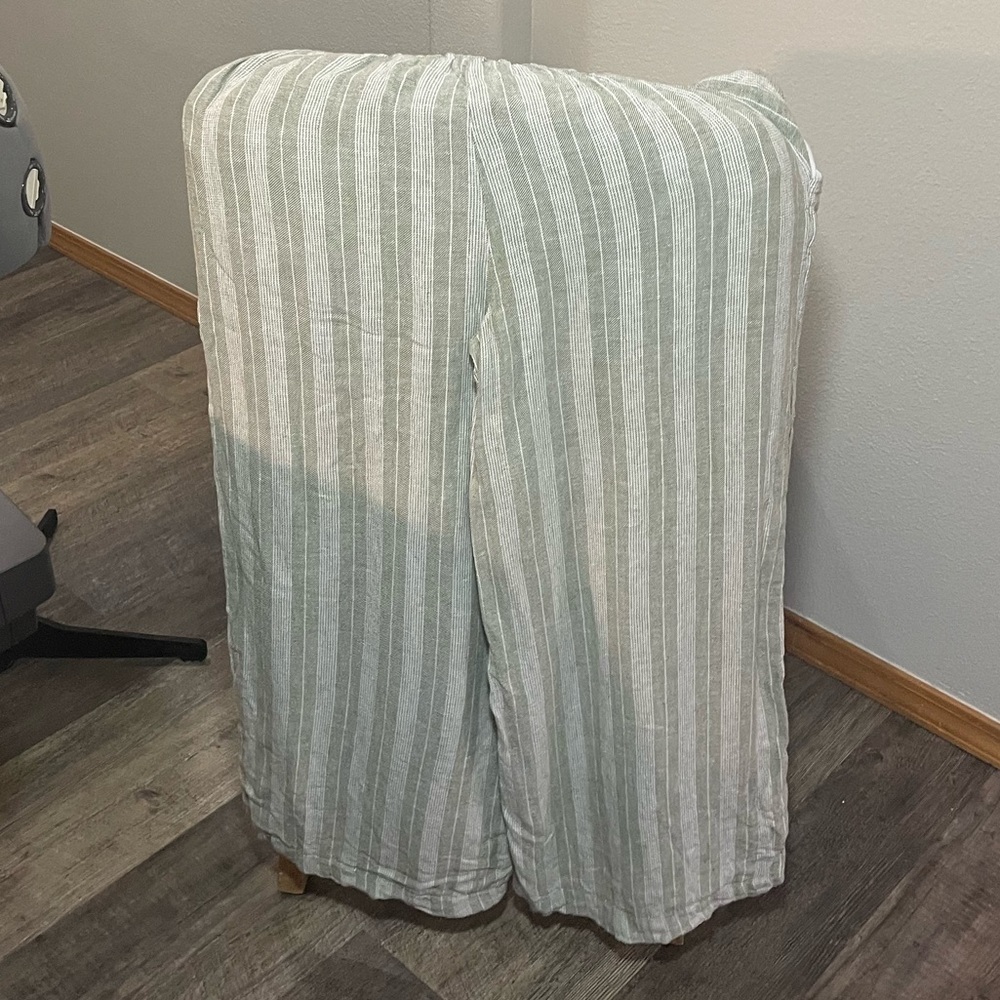 Wide leg linen blend pants with pockets!